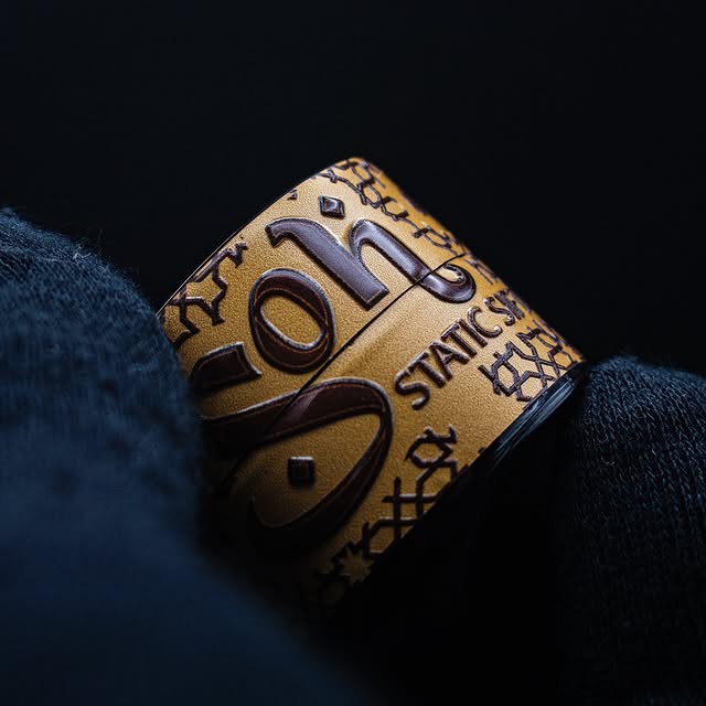Detalle de impresión con relieve sobre un bote personalizado
